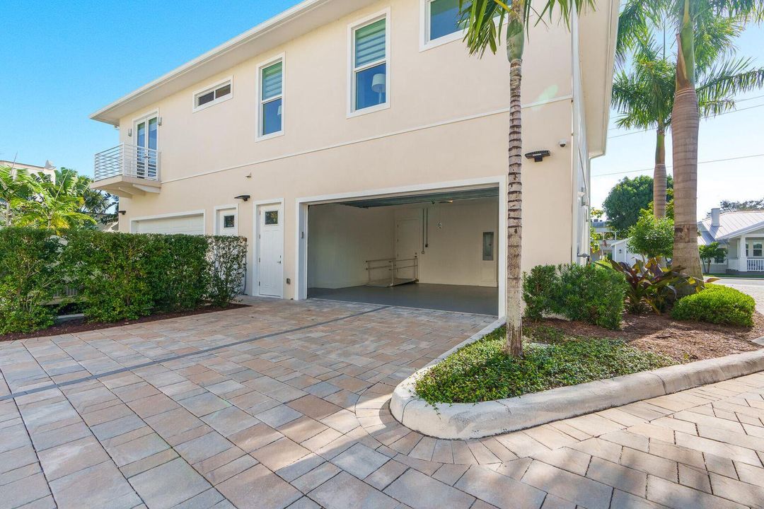 For Rent: $14,750 (3 beds, 3 baths, 2596 Square Feet)