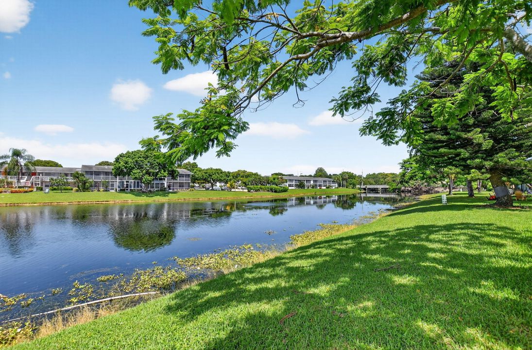 合同活跃: $160,000 (2 贝兹, 2 浴室, 850 平方英尺)