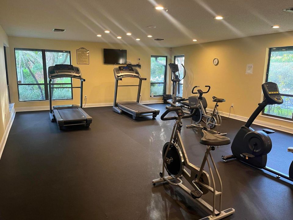 合同活跃: $2,000 (3 贝兹, 2 浴室, 1298 平方英尺)