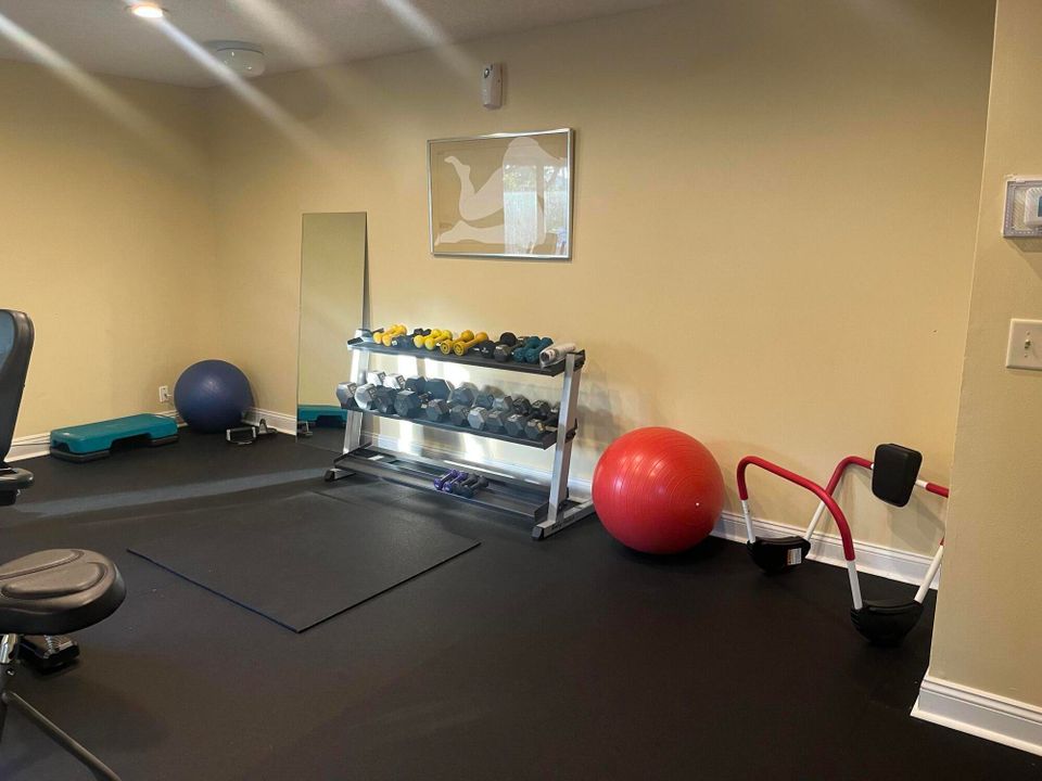 合同活跃: $2,000 (3 贝兹, 2 浴室, 1298 平方英尺)