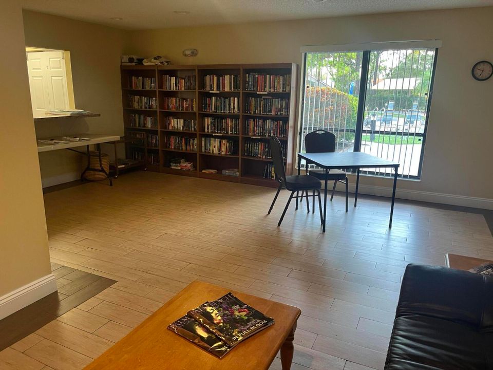 合同活跃: $2,000 (3 贝兹, 2 浴室, 1298 平方英尺)