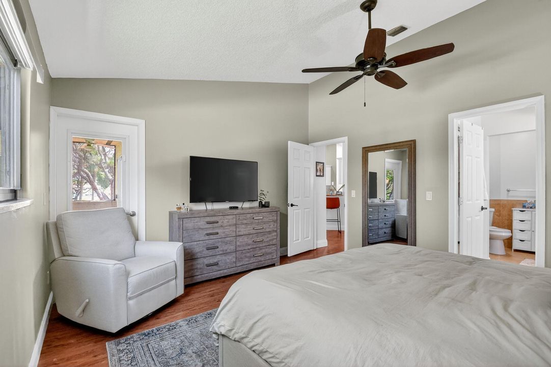 合同活跃: $3,000 (3 贝兹, 2 浴室, 1242 平方英尺)