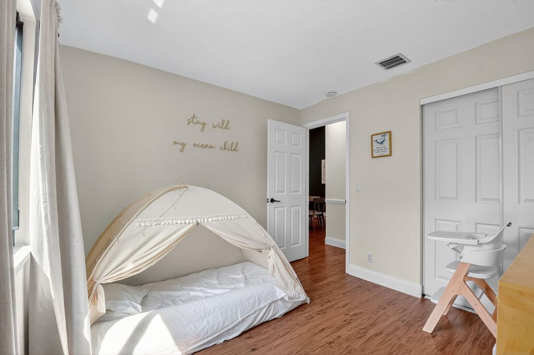 合同活跃: $3,000 (3 贝兹, 2 浴室, 1242 平方英尺)