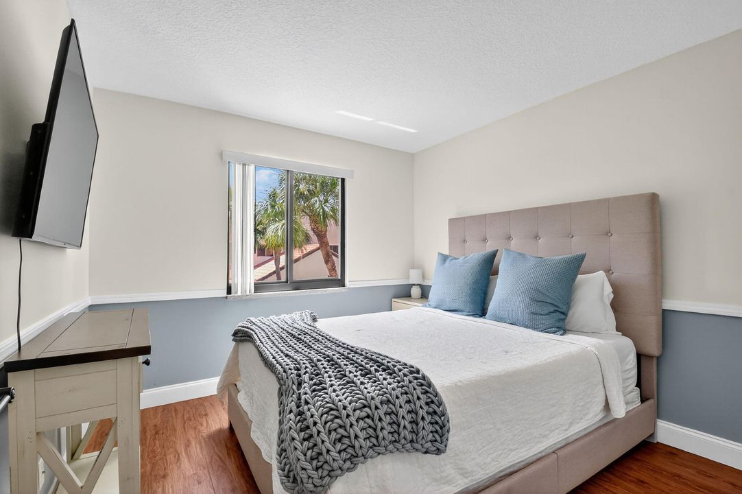 合同活跃: $3,000 (3 贝兹, 2 浴室, 1242 平方英尺)