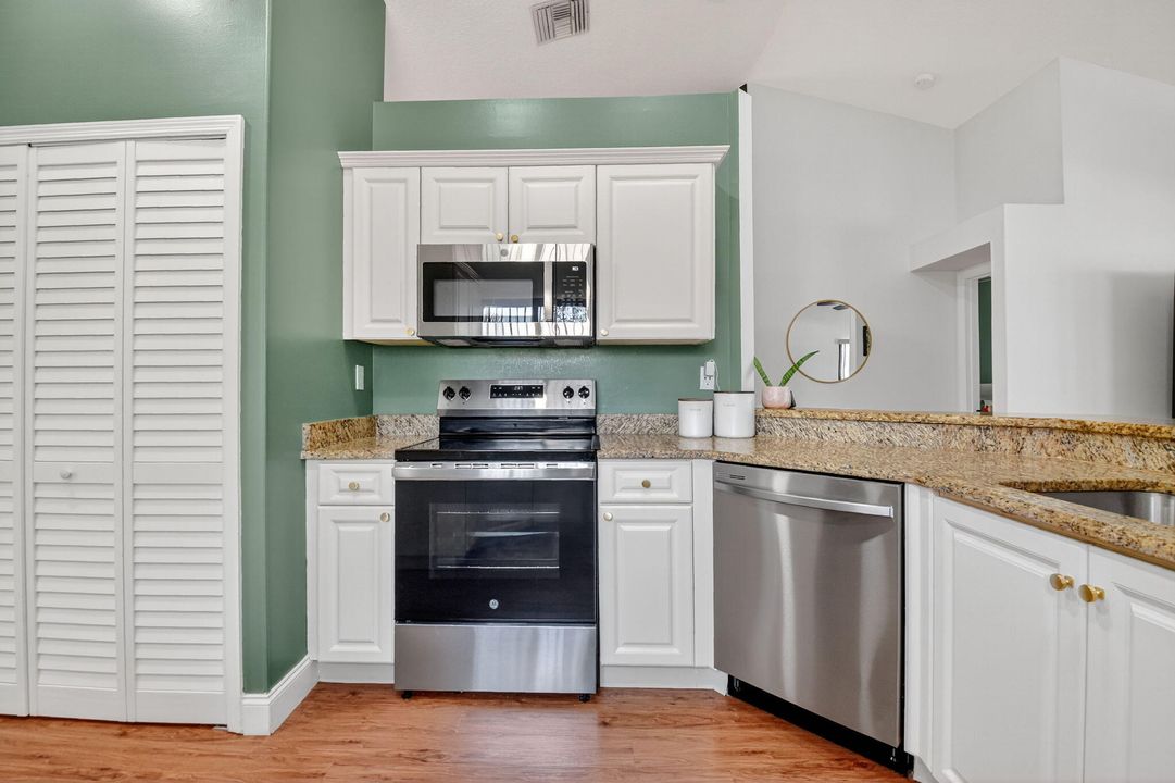 合同活跃: $3,000 (3 贝兹, 2 浴室, 1242 平方英尺)