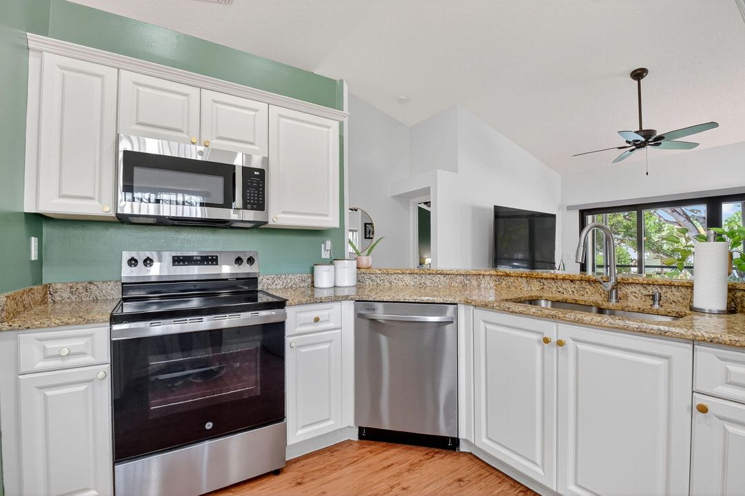 合同活跃: $3,000 (3 贝兹, 2 浴室, 1242 平方英尺)