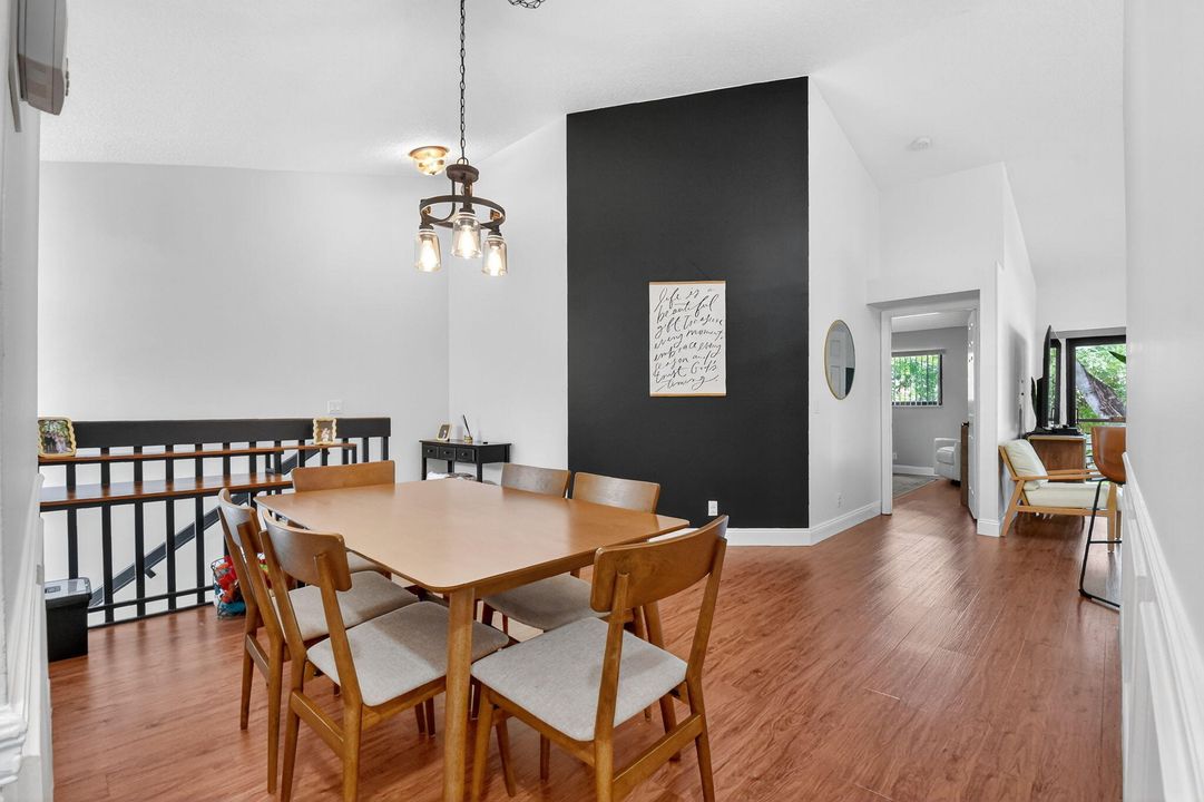 合同活跃: $3,000 (3 贝兹, 2 浴室, 1242 平方英尺)