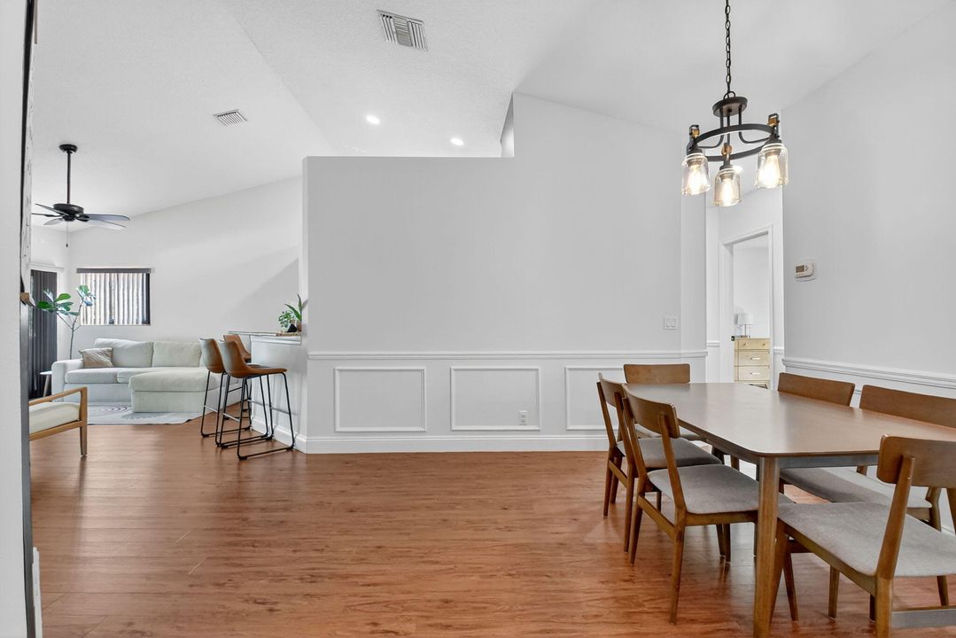 合同活跃: $3,000 (3 贝兹, 2 浴室, 1242 平方英尺)