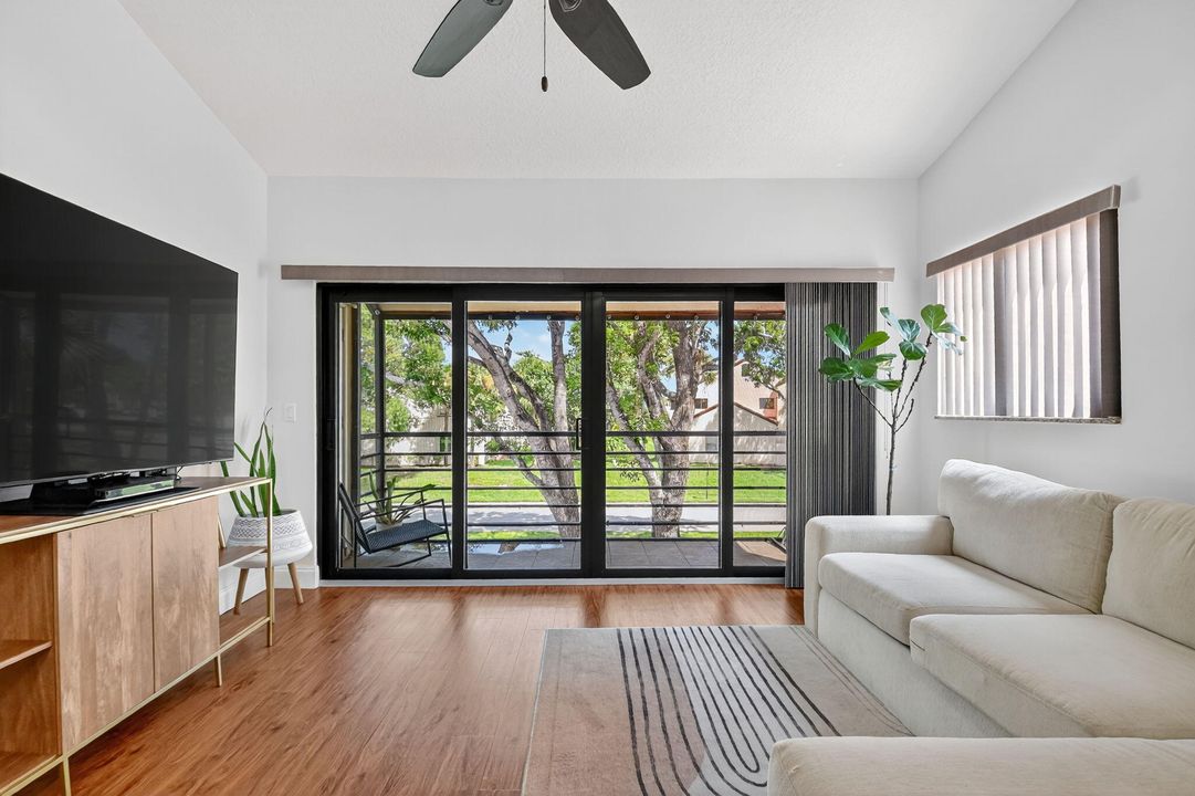 合同活跃: $3,000 (3 贝兹, 2 浴室, 1242 平方英尺)