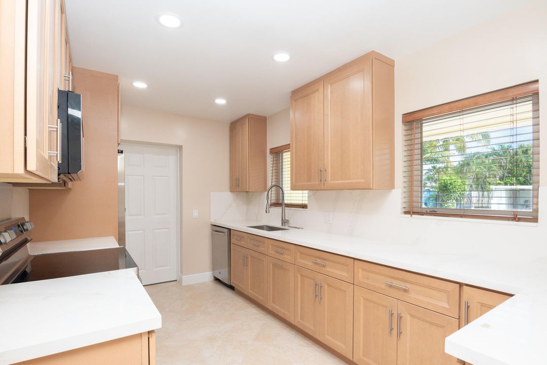 合同活跃: $4,500 (3 贝兹, 2 浴室, 1538 平方英尺)