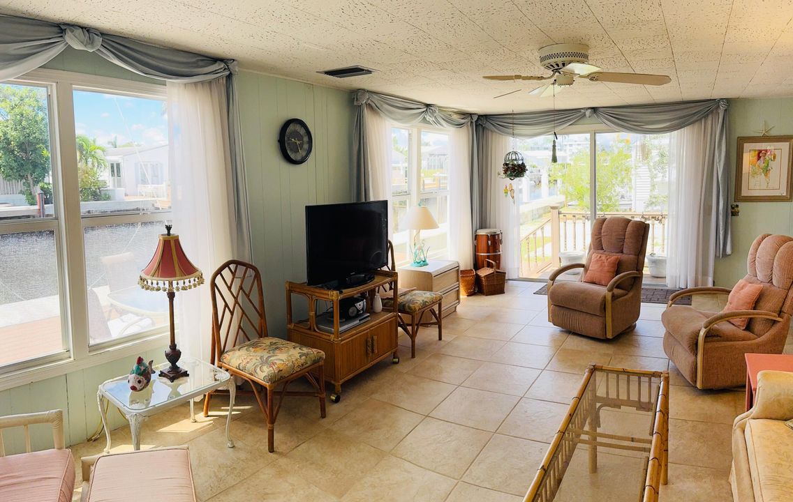 На продажу: $625,000 (2 спален, 1 ванн, 1100 Квадратных фут)