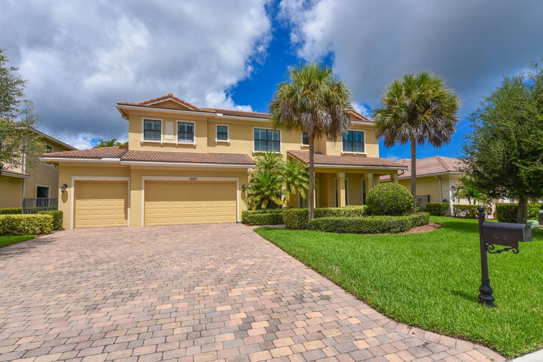 En Venta: $889,000 (4 camas, 4 baños, 3911 Pies cuadrados)