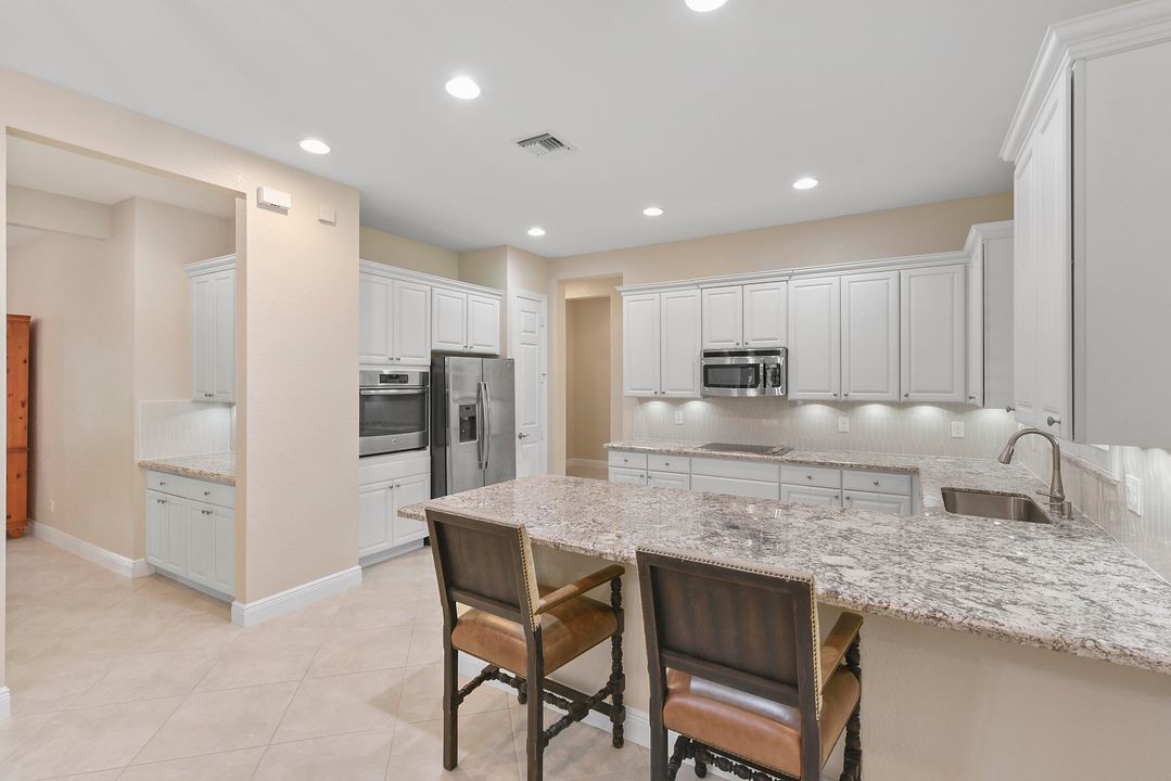 En Venta: $889,000 (4 camas, 4 baños, 3911 Pies cuadrados)