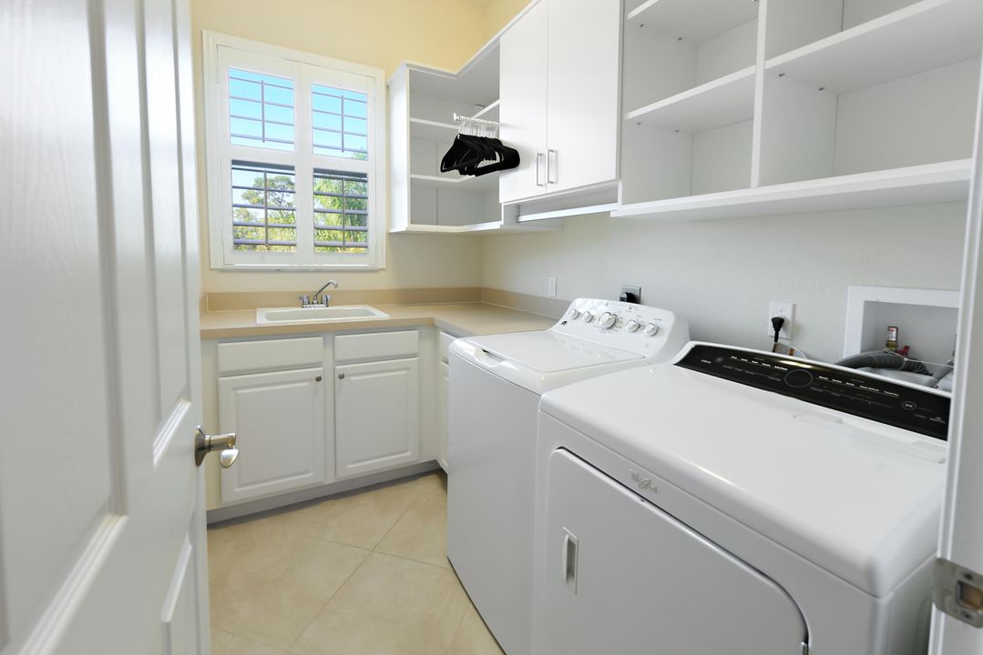 En Venta: $889,000 (4 camas, 4 baños, 3911 Pies cuadrados)