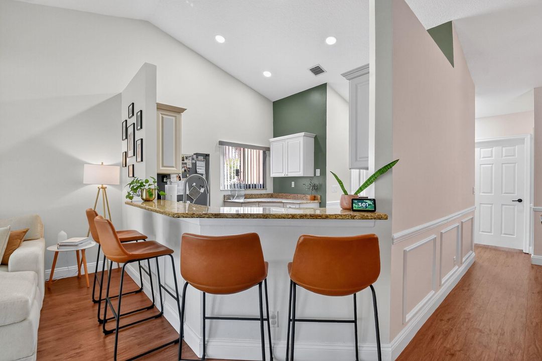 合同活跃: $3,000 (3 贝兹, 2 浴室, 1242 平方英尺)