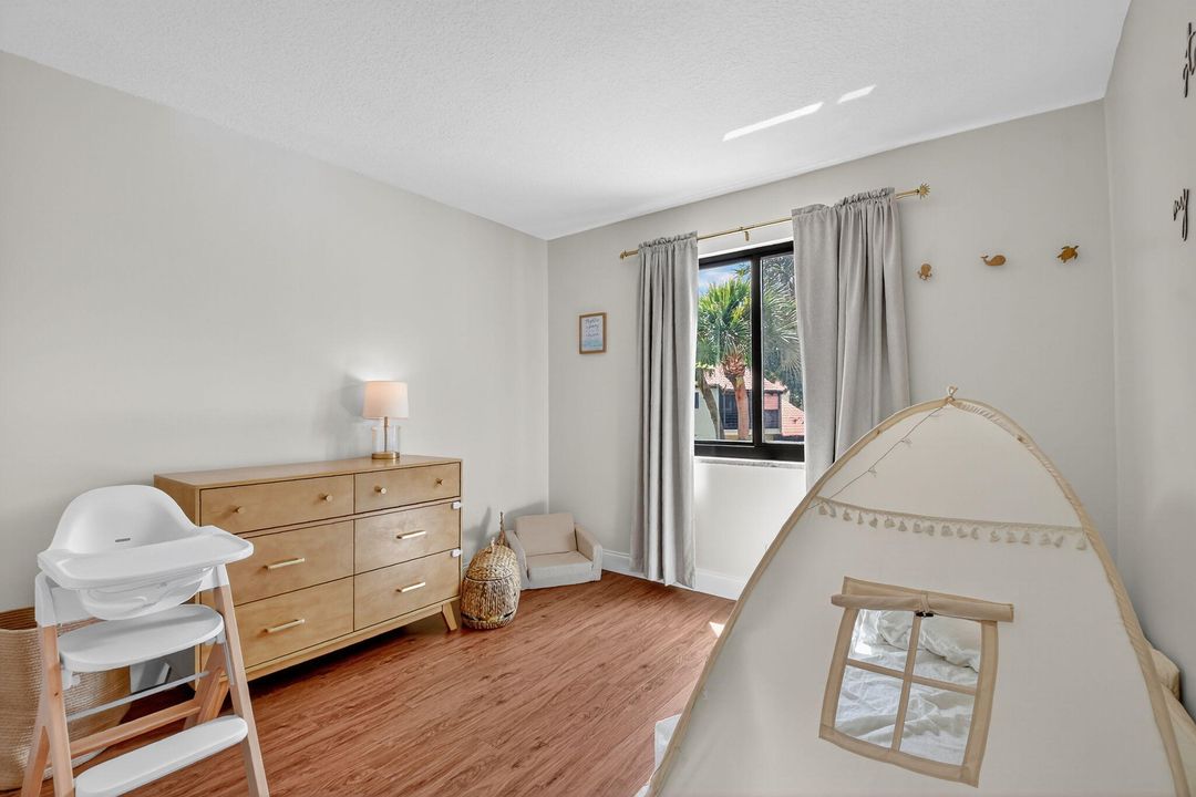 合同活跃: $3,000 (3 贝兹, 2 浴室, 1242 平方英尺)