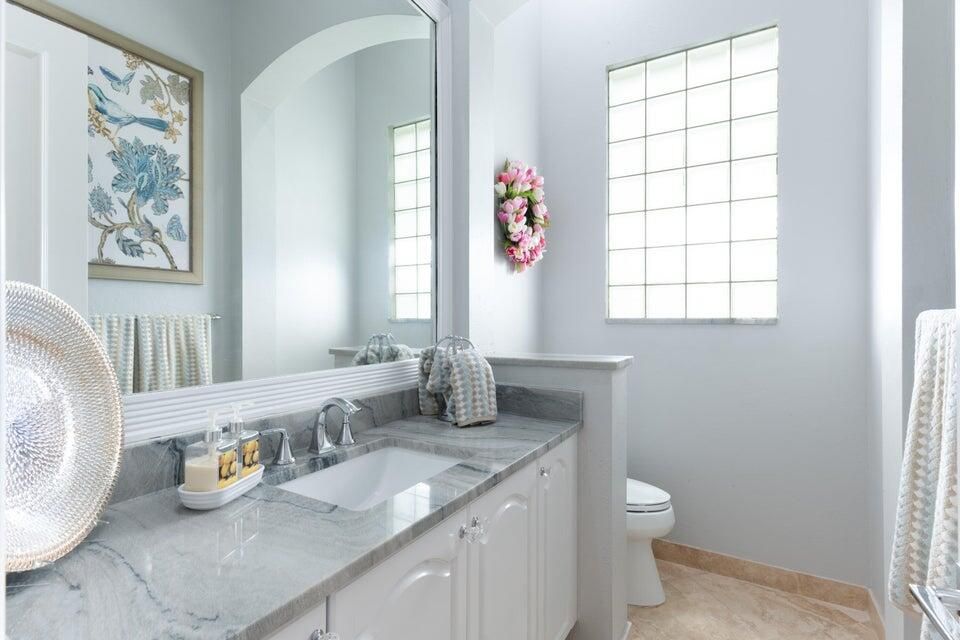 Под контрактом: $2,450,000 (4 спален, 3 ванн, 3319 Квадратных фут)