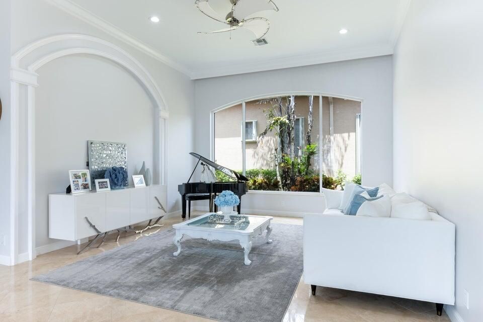 Под контрактом: $2,450,000 (4 спален, 3 ванн, 3319 Квадратных фут)