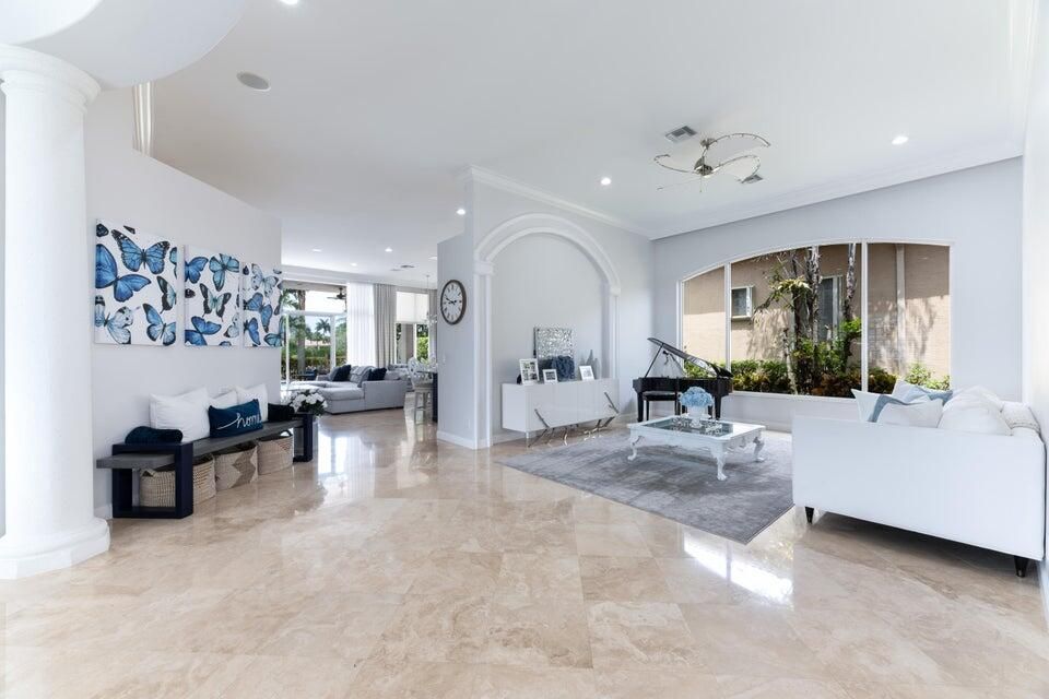 Под контрактом: $2,450,000 (4 спален, 3 ванн, 3319 Квадратных фут)