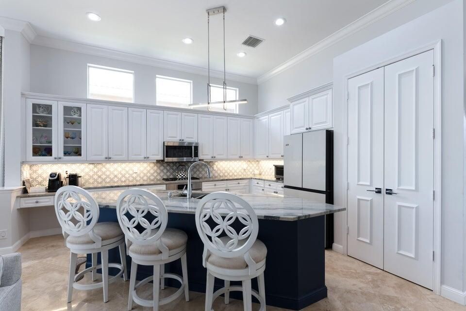 Под контрактом: $2,450,000 (4 спален, 3 ванн, 3319 Квадратных фут)