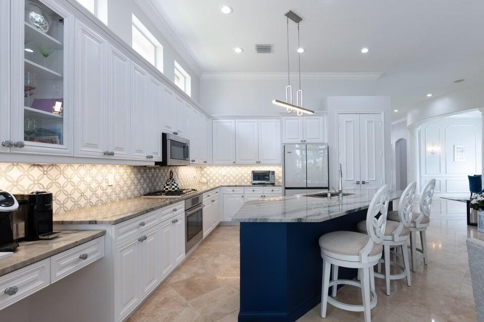 Под контрактом: $2,450,000 (4 спален, 3 ванн, 3319 Квадратных фут)