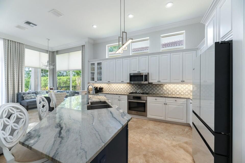 Под контрактом: $2,450,000 (4 спален, 3 ванн, 3319 Квадратных фут)