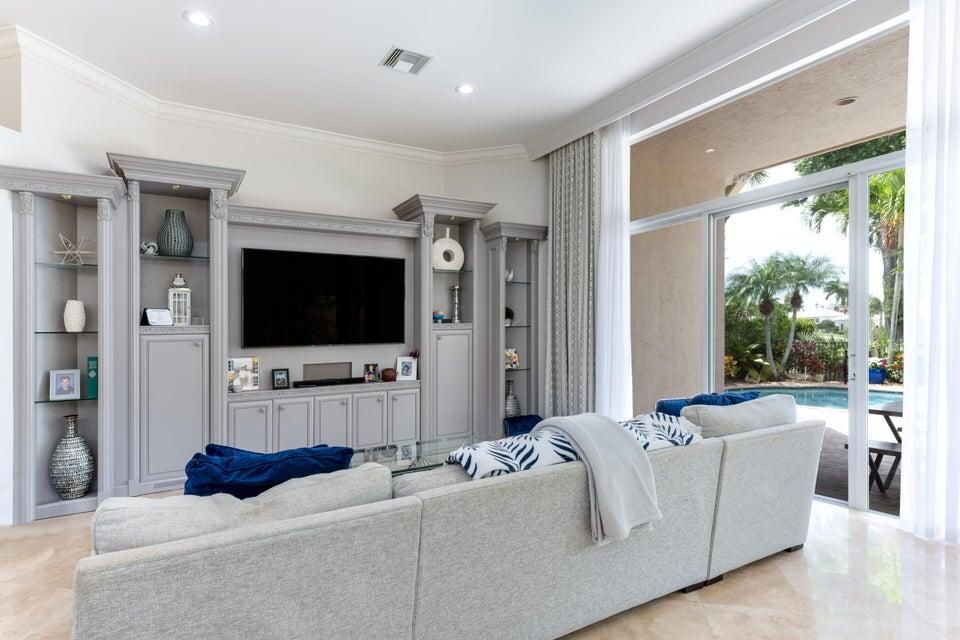 Под контрактом: $2,450,000 (4 спален, 3 ванн, 3319 Квадратных фут)