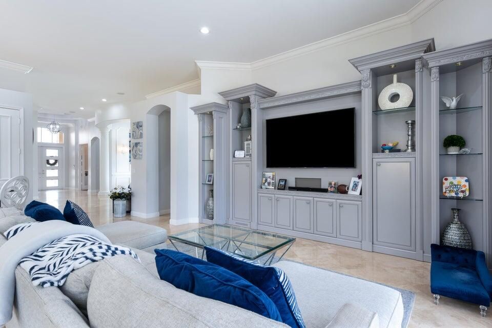 Под контрактом: $2,450,000 (4 спален, 3 ванн, 3319 Квадратных фут)