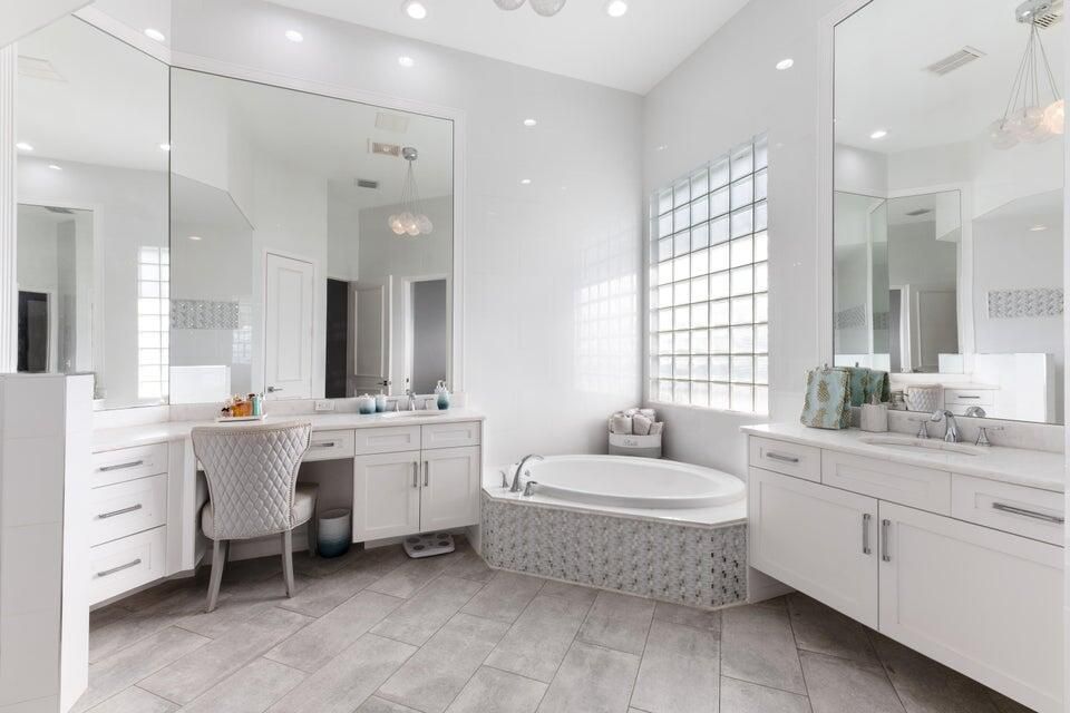 Под контрактом: $2,450,000 (4 спален, 3 ванн, 3319 Квадратных фут)