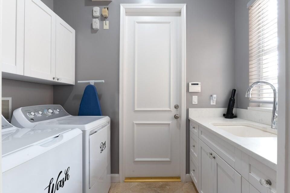 Под контрактом: $2,450,000 (4 спален, 3 ванн, 3319 Квадратных фут)