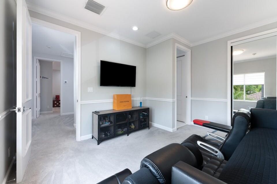 Под контрактом: $2,450,000 (4 спален, 3 ванн, 3319 Квадратных фут)