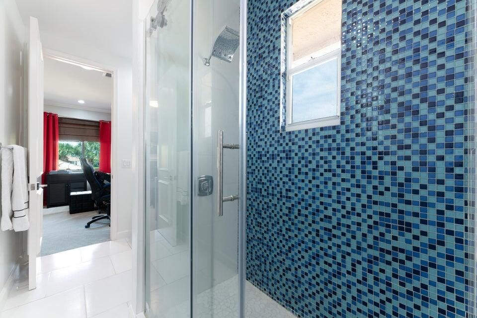 Под контрактом: $2,450,000 (4 спален, 3 ванн, 3319 Квадратных фут)