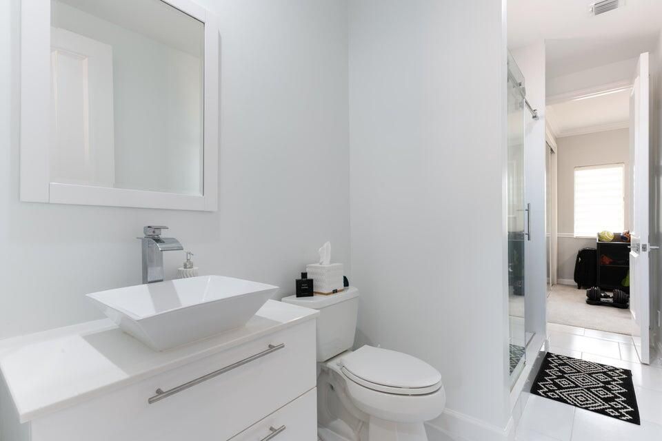 Под контрактом: $2,450,000 (4 спален, 3 ванн, 3319 Квадратных фут)