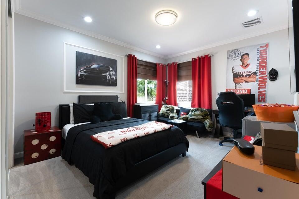 Под контрактом: $2,450,000 (4 спален, 3 ванн, 3319 Квадратных фут)