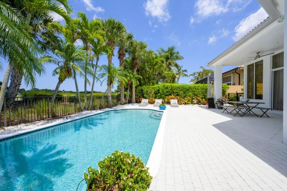 Под контрактом: $2,450,000 (4 спален, 3 ванн, 3319 Квадратных фут)