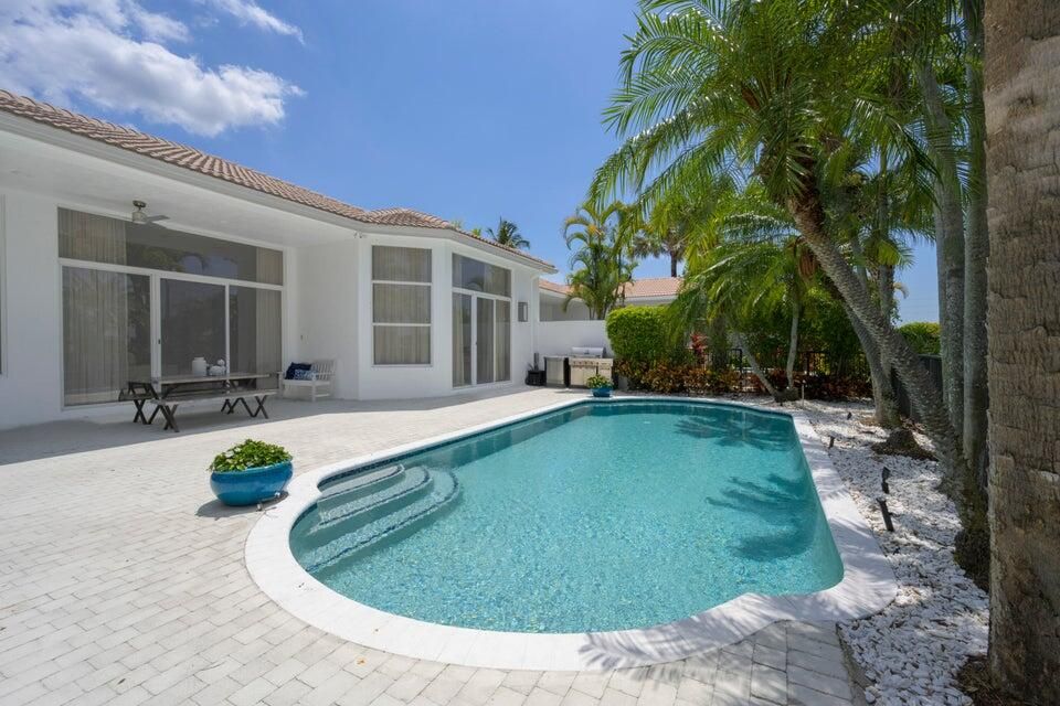 Под контрактом: $2,450,000 (4 спален, 3 ванн, 3319 Квадратных фут)