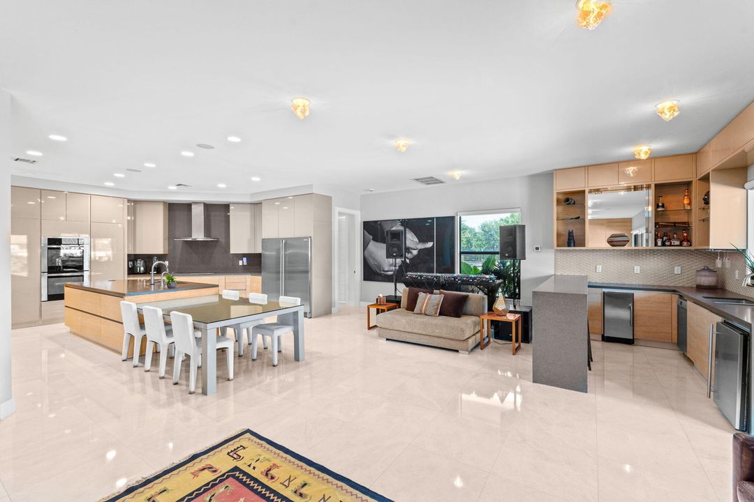 For Sale: $8,500,000 (9 beds, 10 baths, 8814 Square Feet)