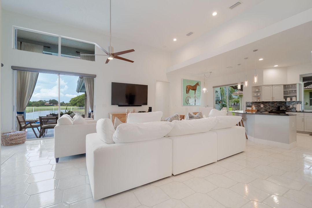 合同活跃: $17,000 (4 贝兹, 3 浴室, 2696 平方英尺)