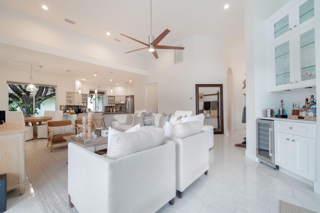 合同活跃: $17,000 (4 贝兹, 3 浴室, 2696 平方英尺)