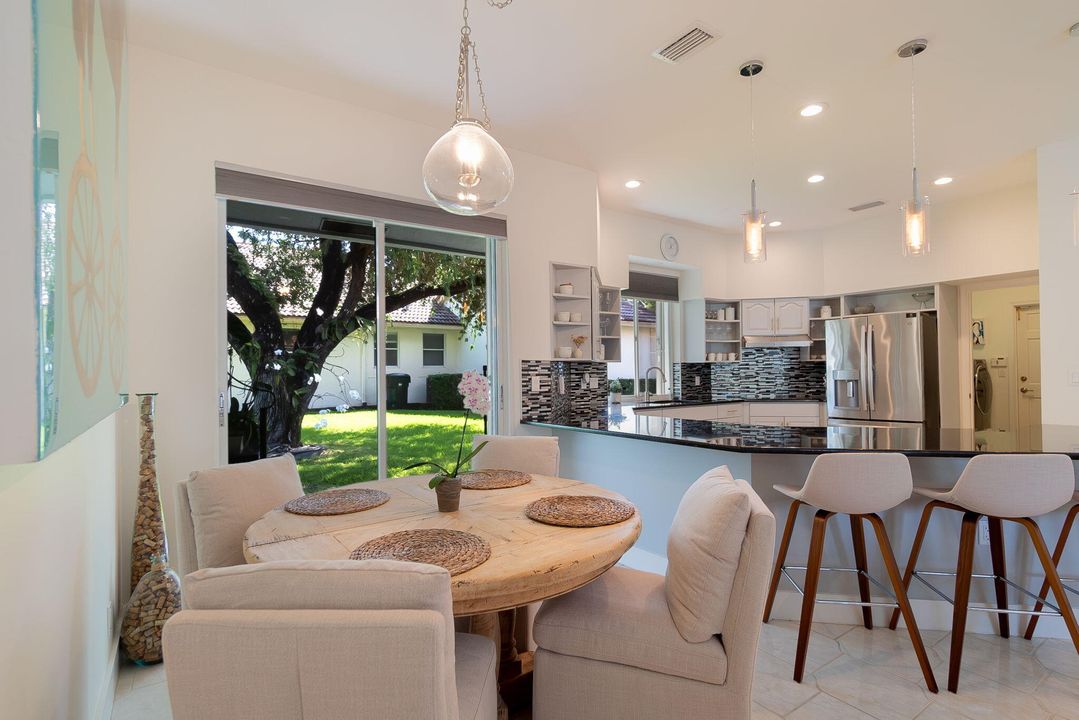 合同活跃: $17,000 (4 贝兹, 3 浴室, 2696 平方英尺)