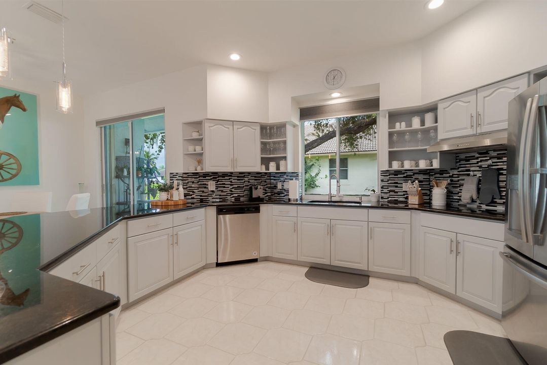 合同活跃: $17,000 (4 贝兹, 3 浴室, 2696 平方英尺)