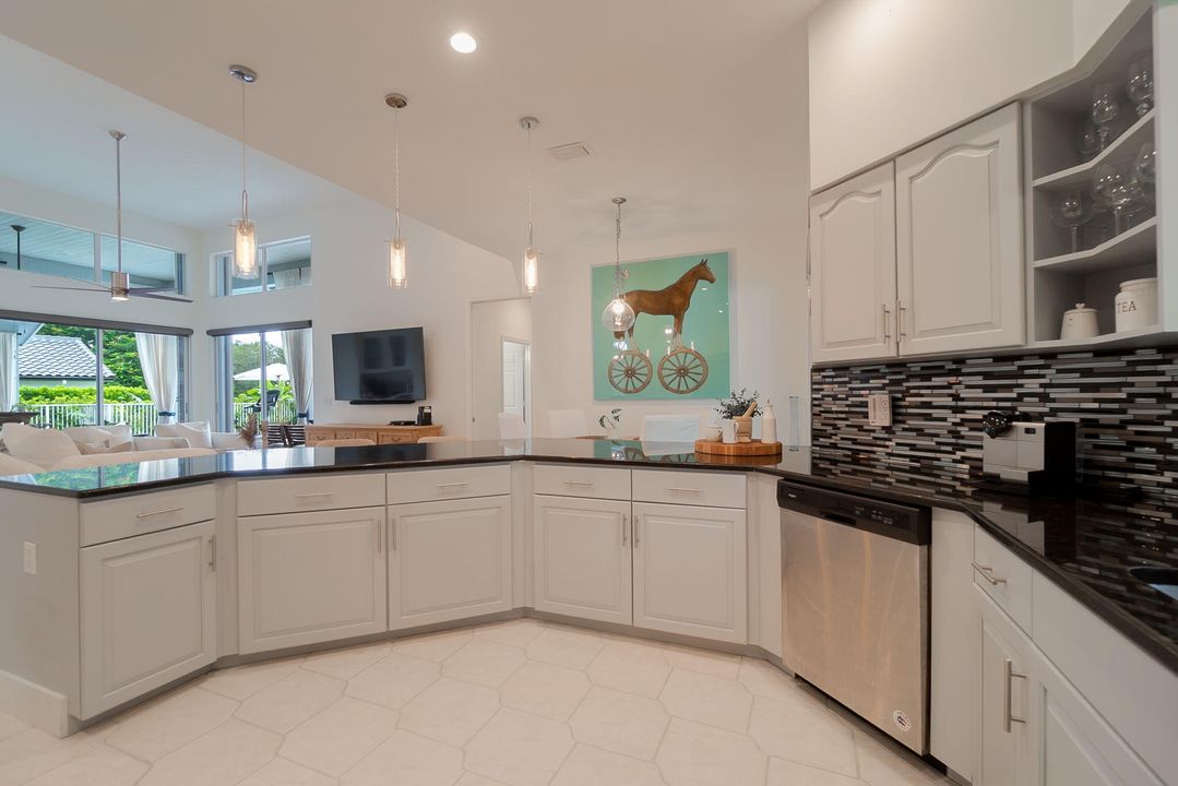 合同活跃: $17,000 (4 贝兹, 3 浴室, 2696 平方英尺)