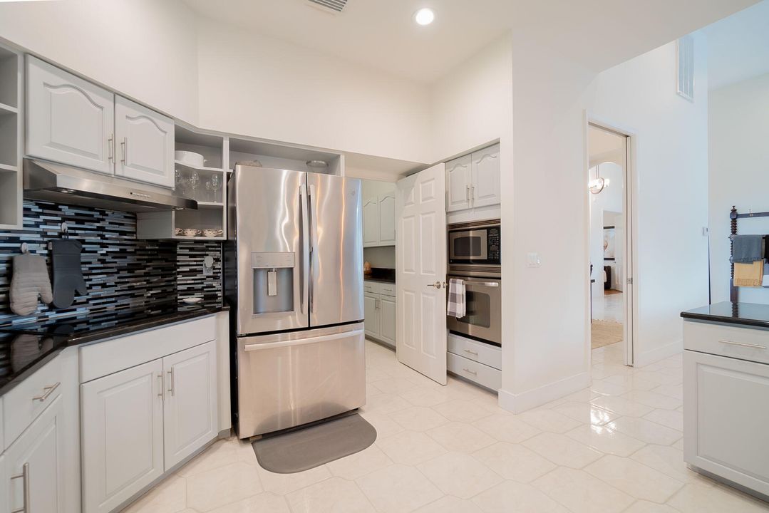 合同活跃: $17,000 (4 贝兹, 3 浴室, 2696 平方英尺)