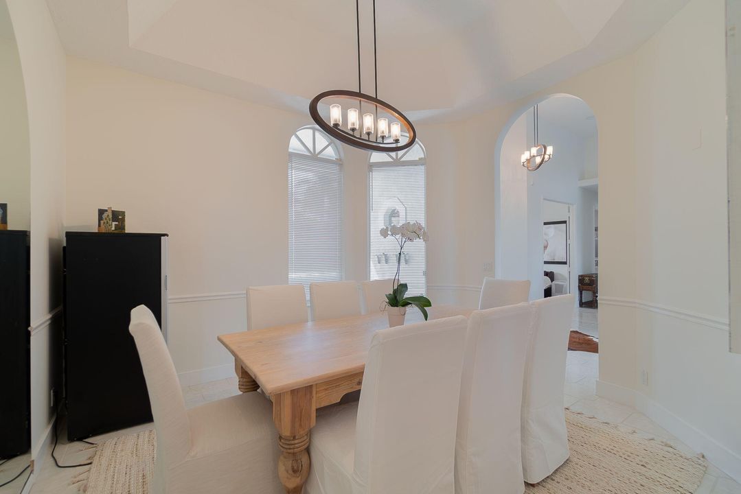 合同活跃: $17,000 (4 贝兹, 3 浴室, 2696 平方英尺)