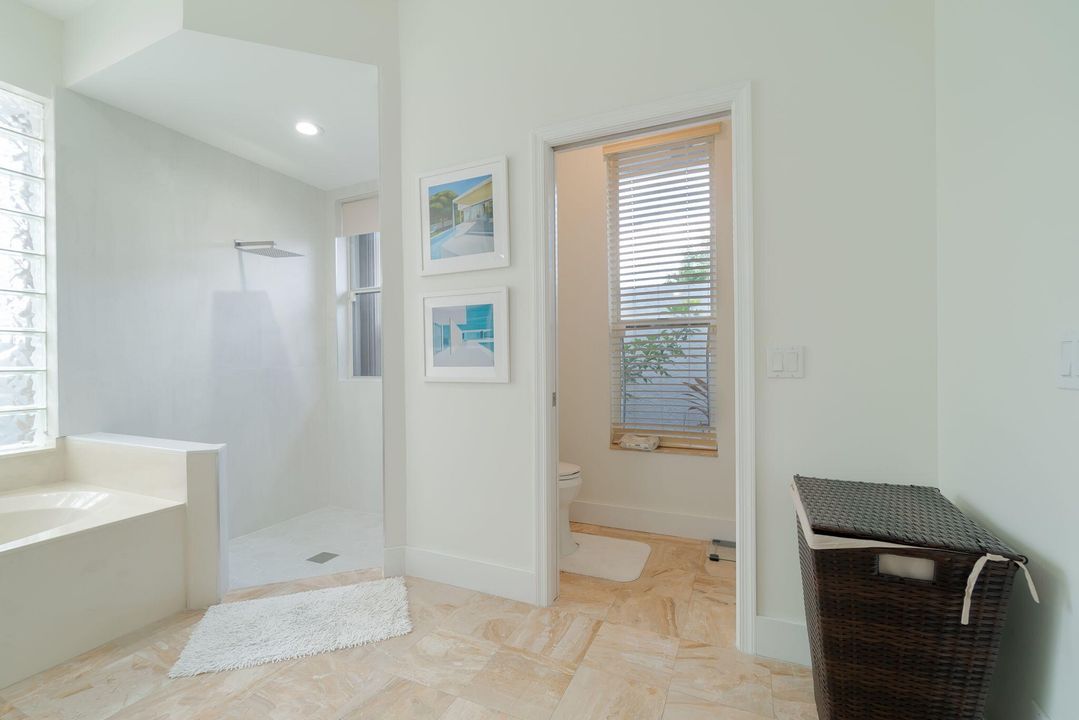 合同活跃: $17,000 (4 贝兹, 3 浴室, 2696 平方英尺)