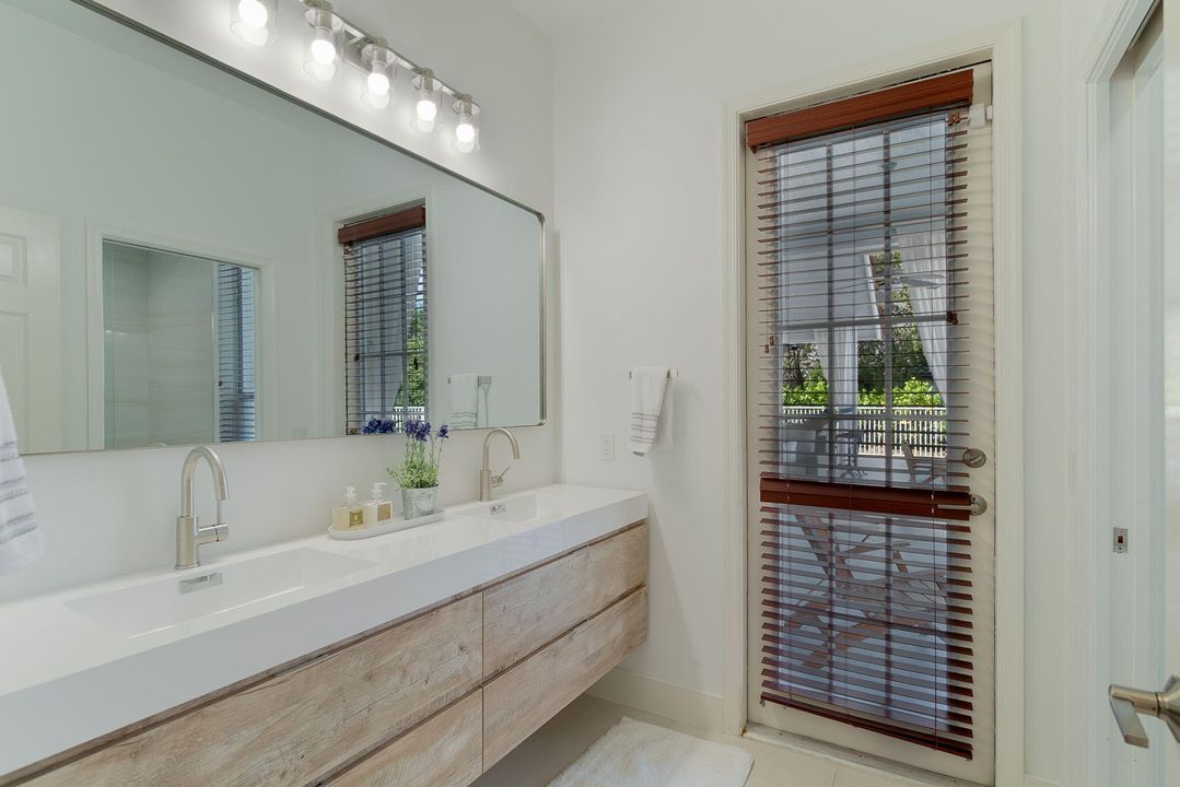 合同活跃: $17,000 (4 贝兹, 3 浴室, 2696 平方英尺)