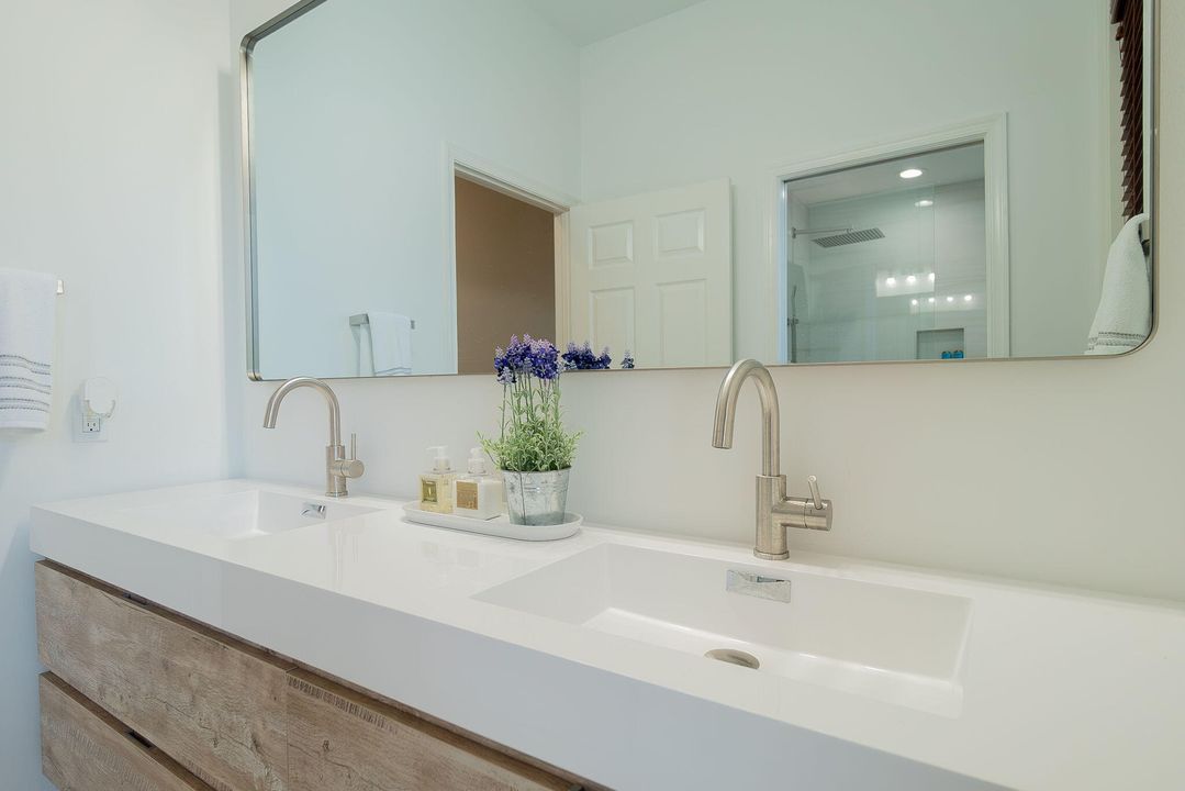 合同活跃: $17,000 (4 贝兹, 3 浴室, 2696 平方英尺)