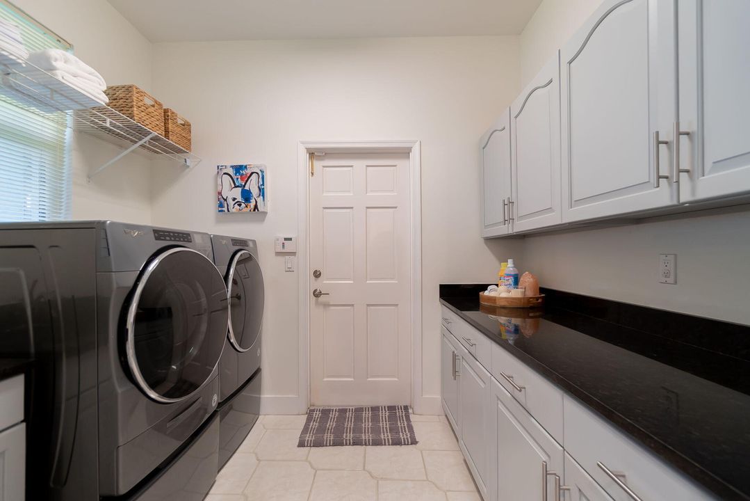 合同活跃: $17,000 (4 贝兹, 3 浴室, 2696 平方英尺)