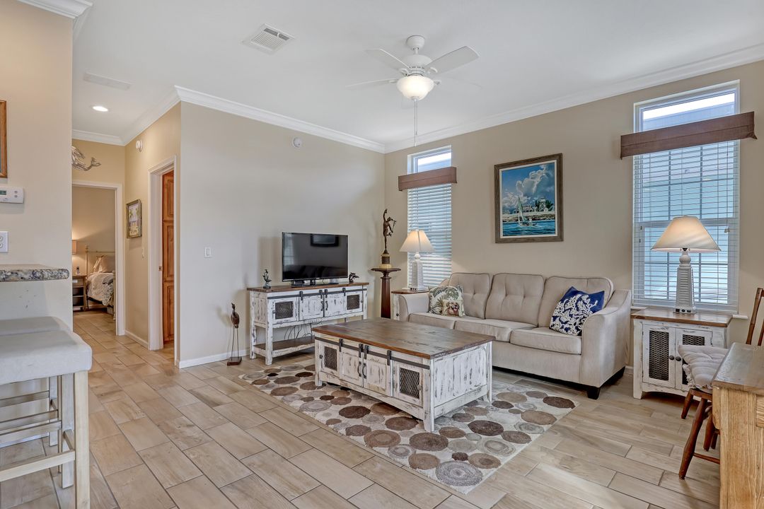 For Sale: $284,900 (2 beds, 2 baths, 1100 Square Feet)