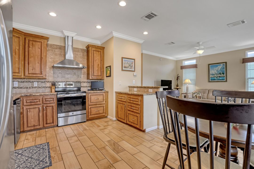 For Sale: $284,900 (2 beds, 2 baths, 1100 Square Feet)
